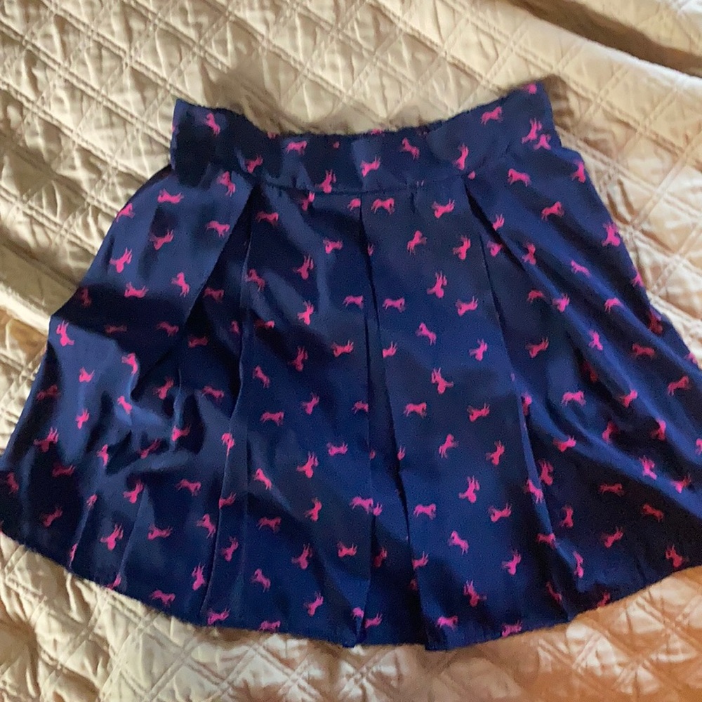 Navy skirt with pink horses, sz M. Elasticized waist, falls just above knee.
